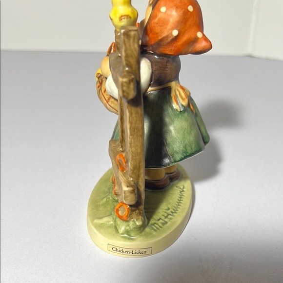 Charming Chicken-Licken Hummel Figurine with Basket and Fence. GH116 - Picture 3 of 6